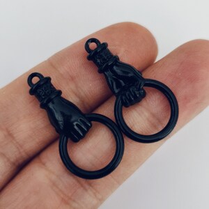 Hand halten Ring Stecker Charme Antik Silber Ton Schwarz