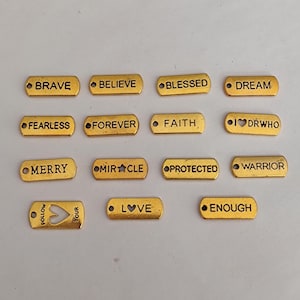 Amuleto de afirmación con palabras inspiradoras en tono dorado antiguo, 15 unidades