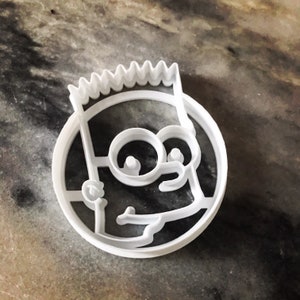 Puede incluir: Cortador de galletas de plástico blanco con forma de Bart Simpson de la caricatura Los Simpson. El cortador presenta el cabello puntiagudo característico de Bart, gafas redondas y una sonrisa traviesa.
