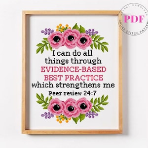 Può includere: Schema a punto croce in una cornice di legno. Il design presenta il testo "I can do all things through EVIDENCE-BASED BEST PRACTICE which strengthens me Peer review 24:7" circondato da rose rosa, foglie verdi e accenti viola e gialli.