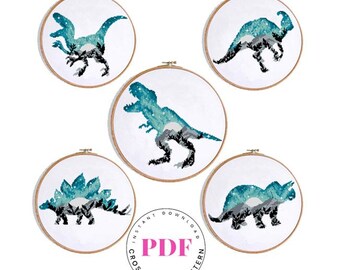 Pode incluir: Cinco bastidores de bordado redondos com padrões de ponto cruz de dinossauros. Cada design apresenta uma silhueta de dinossauro diferente em preto, com um fundo de paisagem turquesa e cinza. O texto "PDF CROSS STITCH PATTERN" está em um círculo no centro.