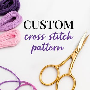Może przedstawiać: Zestaw nici do haftowania w odcieniach fioletu i różu, w połączeniu ze złotymi metalowymi nożyczkami. Tekst CUSTOM cross stitch pattern jest nadrukowany w kolorze czarnym i fioletowym na środku kompozycji.