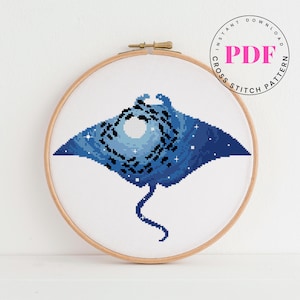 Padrão de ponto cruz de arraia em PDF | Design de bordado noturno no oceano | Arte da vida marinha e lunar | Download instantâneo de decoração marinha