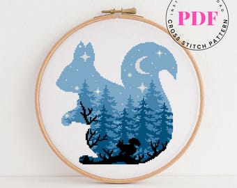 Patrón de punto de cruz en PDF: Ardilla en el bosque - Silueta de animal nocturno en el bosque - Aro con luna y estrellas - Descarga instantánea