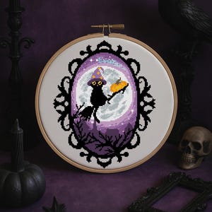 Padrão de ponto cruz de bruxa e gato preto para Halloween em PDF – Gato gótico com abóbora e chapéu de bruxa – Bordado de silhueta assustadora de lua cheia