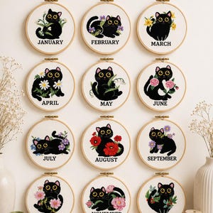 Korsstygnsmönsterset med svart katt i PDF-format – 12 månatliga blommiga katter, broderidiagram för födelseblommor, digital nedladdning
