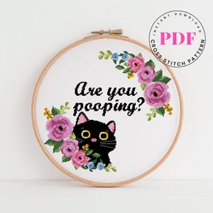 Patrón de punto de cruz de gato divertido, ¿Estás haciendo caca?, Decoración de baño, Lindo bordado de gato negro, Descarga instantánea en PDF, Arte de aro floral