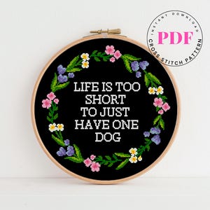 犬好きのためのクロスステッチパターンPDF | 人生は犬を飼うには短すぎる | 面白い花柄のペット名言 | すぐにダウンロードできる刺繍