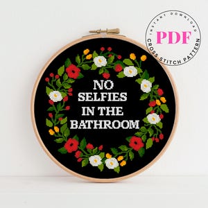 Geen selfies in de badkamer grappig kruissteekpatroon bloemenkrans kruissteekkaart subversief eenvoudige kruissteek Digitaal formaat - pdf