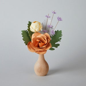 Bouquet di fiori di carta color caramello, vaso di legno, fiori artificiali, regalo di fiori per la festa della mamma, fiori di lunga durata, regalo di San Valentino