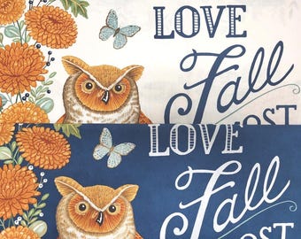 Könnte beinhalten: Stoff mit Herbstthema mit orangefarbenen Blumen, Eulen und Schmetterlingen. Die Worte "LOVE Fall MOST" sind in Weiß und Marineblau dargestellt. Der Stoff hat einen dekorativen floralen Rand.