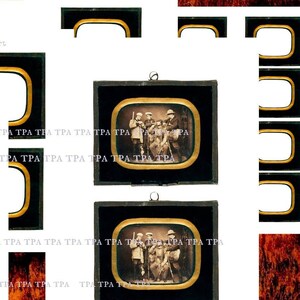 Op de afbeelding: Een digitale download van 9 JPEG- en 1 PNG-afbeeldingen van vintage frames met een grunge-esthetiek. De afbeeldingen zijn 300 dpi en zijn ideaal voor junk journals, kaartmaken en mixed media-projecten. De tekst "Adventurers' Club Shadow box kit, Photographs & Frames" staat onderaan de afbeelding.