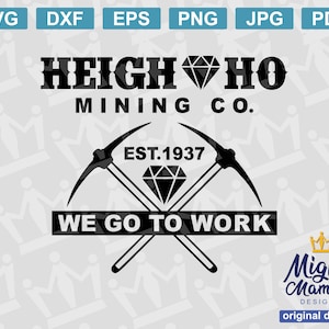 Könnte beinhalten: Schwarzweißes Logo-Design für ein Bergbauunternehmen namens "Heigh Ho Mining Co." Gegründet 1937, zeigt das Logo zwei gekreuzte Spitzhacken, einen Diamanten und den Text "We Go To Work".