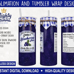 Op de afbeelding: Een sublimatieontwerp voor een 20 ounce tumbler met een blauw-wit geruit patroon en een pot met blauwe bessenjam. De pot heeft een etiket met de tekst "Spread Love Like Sweet Blueberry Jam" en "Nobody likes a sally BITCH".
