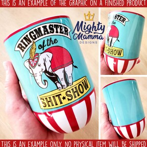 Op de afbeelding: Een turquoise mok met een rood-wit-gele gestreepte bodem. De mok heeft een afbeelding van een olifant die een rood-wit kostuum en een kroon draagt. De tekst "Ringmaster of the Shit Show" staat op de mok gedrukt.