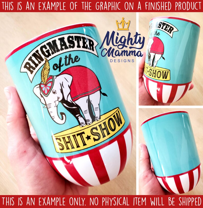 Op de afbeelding: Een turquoise mok met een rood-wit-gele gestreepte bodem. De mok heeft een afbeelding van een olifant die een rood-wit kostuum en een kroon draagt. De tekst "Ringmaster of the Shit Show" staat op de mok gedrukt.