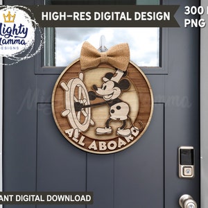 以下が含まれることがあります： 船の舵を持っているミッキーマウスの漫画の画像が描かれた丸い木製の看板。看板には「ALL ABOARD」という文字が書かれており、麻の弓で飾られています。