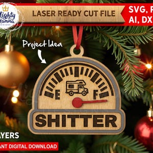 Könnte beinhalten: Ein hölzerner Weihnachtsschmuck mit einem Messgerätdesign, das eine Wohnmobil-Illustration und das Wort "SHITTER" zeigt. Der Schmuck hängt an einem Weihnachtsbaum mit rotem Band. Der Text "LASER READY CUT FILE" und "SVG, PDF, AI, DXF" sind sichtbar.