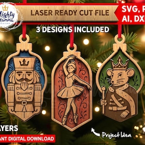 Puede incluir: Adornos navideños de madera con diseños cortados con láser. Los adornos presentan un cascanueces, una bailarina y un rey ratón. Los adornos cuelgan de un árbol de Navidad. El texto de la imagen dice "Laser Ready Cut File" y "Instant Digital Download".