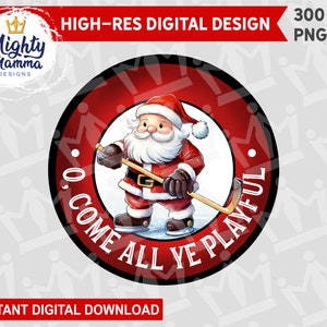 Peut inclure: Un cercle rouge et blanc avec une bordure noire. Le cercle porte l'inscription "O, COME ALL YE PLAYFUL" sur le bord. Au centre du cercle se trouve une image de dessin animé du Père Noël tenant un bâton de hockey.