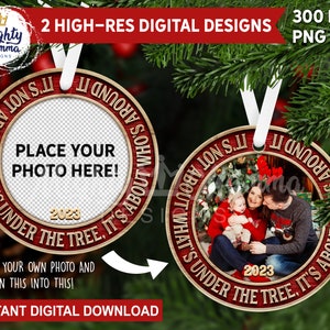 Il ne s&#39;agit pas de savoir ce qu&#39;il y a sous le sapin, mais de savoir qui l&#39;entoure - Ajoutez votre propre photo - Décoration de Noël ronde PNG Design Sublimation 2023