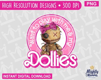 Könnte beinhalten: Ein rosa Kreis mit dem Text "Want to play with me & my Dollies" am Rand. Im Inneren des Kreises befindet sich ein Cartoon-Bild einer Voodoo-Puppe mit einer rosa Schleife, die ein rosa Kleid trägt und eine Nadel und Faden hält.