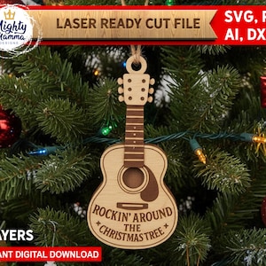 以下が含まれることがあります： 木製のギター型のクリスマスツリーオーナメント。オーナメントは明るい茶色で、ネックは濃い茶色で、「Rockin' Around the Christmas Tree」の文字が書かれています。画像には「Laser Ready Cut File」と「Instant Digital Download」の文字も含まれています。