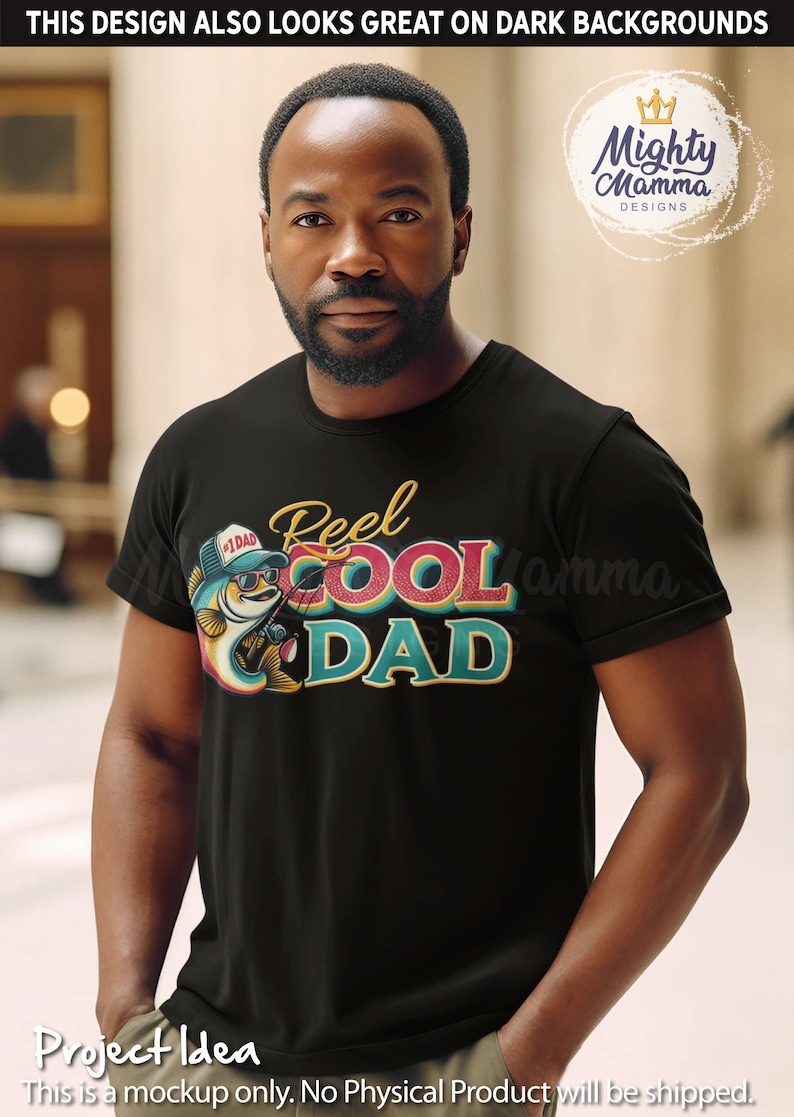 Peut inclure: Un t-shirt noir avec un motif graphique d'un poisson de dessin anim&eacute; portant des lunettes de soleil et tenant une canne &agrave; p&ecirc;che. Le texte "Reel Cool Dad" est &eacute;crit dans une police r&eacute;tro color&eacute;e.