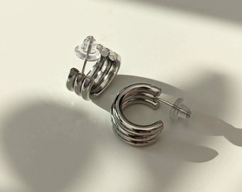 Mini triple hoepel oorbellen in zilver