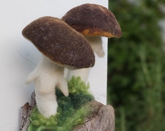 Gefilzte braune Pilze auf altem Holzfundstück für die Wand zum Aufhängen Nadelgefilztes Einzelstück Landhaus dezent beruhigende Augenweide