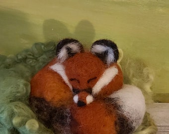 Schlafender eingerollter Fuchs Nadelgefilzt Tierskulptur