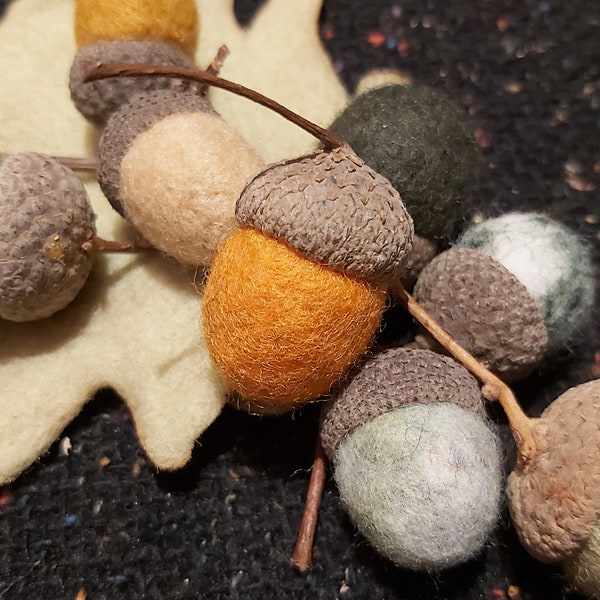 handgefilzte Eicheln in warmen Herbstfarben mit naturweißem Blatt, herbstliche Deko,Jahreszeitentisch, Erntedank, Natur, Wald