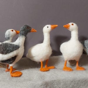 ¡Gansos... marcha! Adorables gansitos, hechos con cariño y fieltro de aguja, que se pueden colocar de diversas maneras.