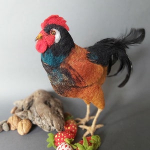 Proud &quot;gockel&quot; needle felted colorful rooster (25 cm high) with a tail made of real feathers Unique piece
