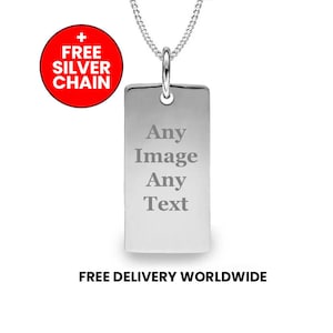 Op de afbeelding: Zilveren ketting met een rechthoekige hanger die gepersonaliseerd kan worden met een afbeelding en tekst. De hanger is leeg en heeft de tekst "Any Image Any Text".