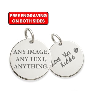 Puede incluir: Dos colgantes redondos de plata con un bucle en la parte superior. El colgante de la izquierda tiene el texto "ANY IMAGE, ANY TEXT, ANYTHING." grabado en él. El colgante de la derecha tiene el texto "Love you Kiddo" grabado en él, con un símbolo de corazón.