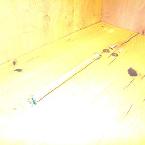 the-wood-man 76 : 1 perch made of natural beech, screwable on both sides; length 20 cm to 60 cm. Diameter 12 mm.