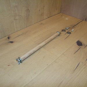 the-wood-man 76 : 1 perch made of natural beech to screw on both sides; Length 20 cm to 60 cm.Ribbed