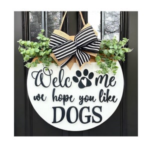 Décoration de porte d&#39;entrée | Accroche-porte de bienvenue | Nous espérons que vous aimez les chiens | Couronne toute l&#39;année | Plaque de porte pour chien | Signe drôle de chien | Couronne de porte