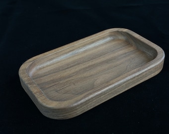 Bandeja de madera maciza de forma rectangular.