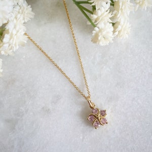 Collar de flores rosas, collar de circonitas, joyería floral, collar chapado en oro, joyería nupcial, regalo para dama de honor, inspirado en la naturaleza, regalos para ella