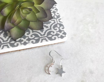 Pendientes de plata de ley con dijes asimétricos de luna y estrella, joyería celestial, delicado diseño de estrella lunar, regalo para ella.