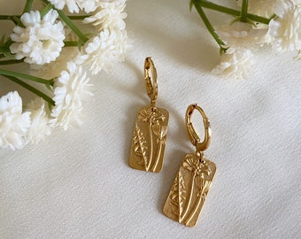 Aros dorados con flores silvestres: colgantes inspirados en la naturaleza