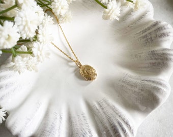 Elegant ovalt medaljonghalsband i guld, vintageinspirerat, fotomedaljong, sentimental present, smycken att kombinera, minnen, presenter till henne