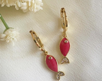 Delicados pendientes de aro con forma de pez esmaltado en rojo