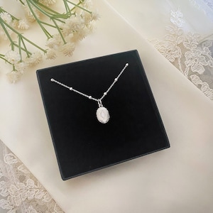 Collana con mini ciondolo ovale in argento su catenina a perline, ispirazione vintage, gioiello delicato, regalo sentimentale