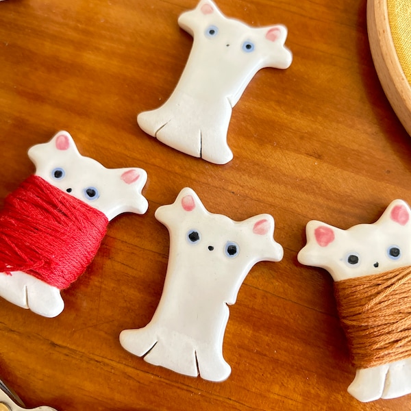 The kitty Embroidery Floss Bobbins - DIY sewing storage - accessory for cotton thread - Cross Stitch - thread cards - friendship bracelet