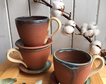 Service tasse et soucoupe en céramique terre cuite rouge avec détail bleu