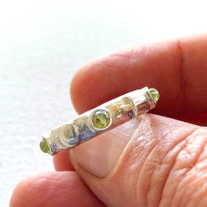 Sterling silver Rosary Ring decorated with Peridot gemstone and silver cross carved with dots. Unisex Pray Ring, religen cross jewelry