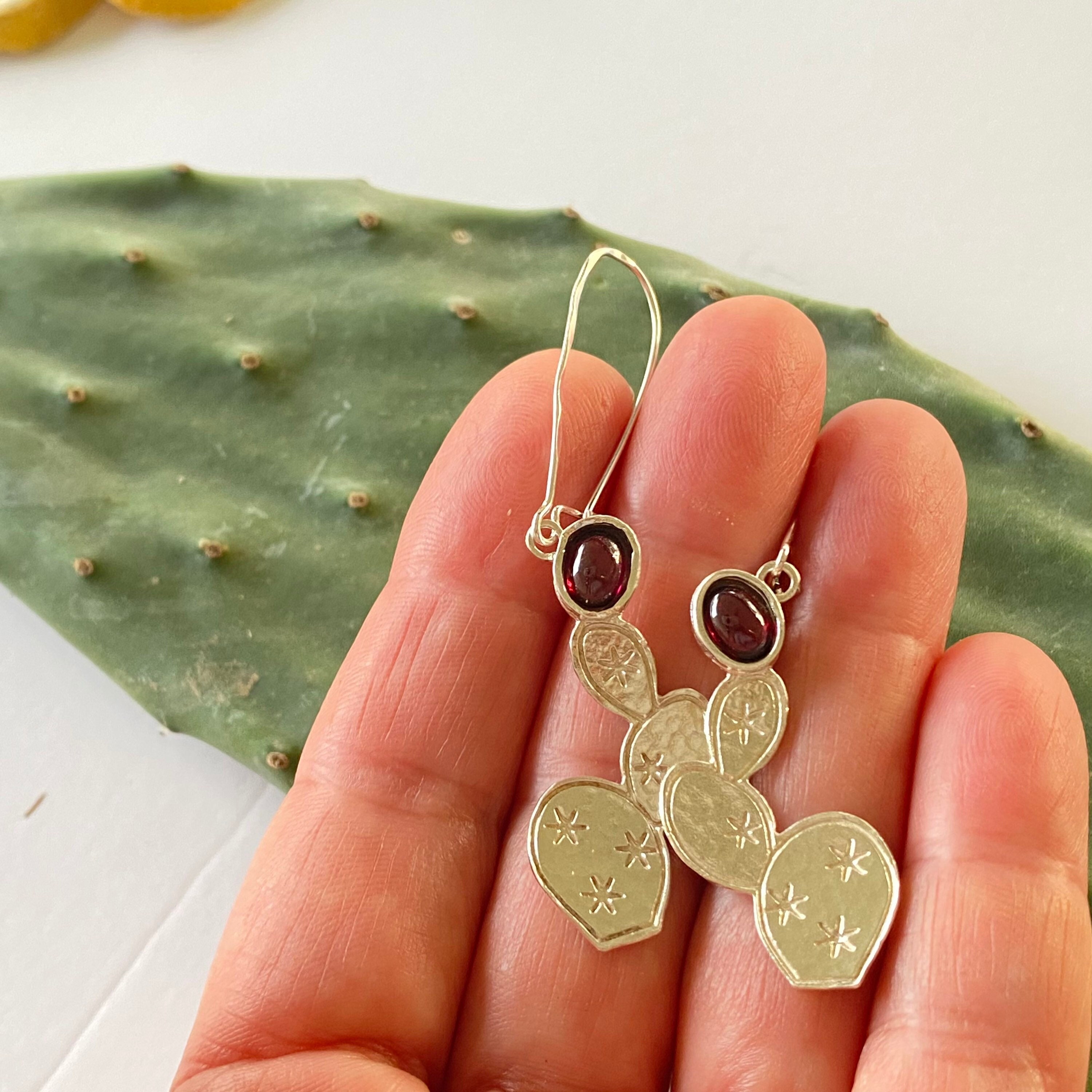 Orecchini a cerchio con ciondolo cactus in argento sterling / Orecchini a cerchio con ciondolo / Orecchini cactus / Orecchini a cerchio da 12 mm / Gioielli Wanderlust / Orecchini boho / E359 - Italia